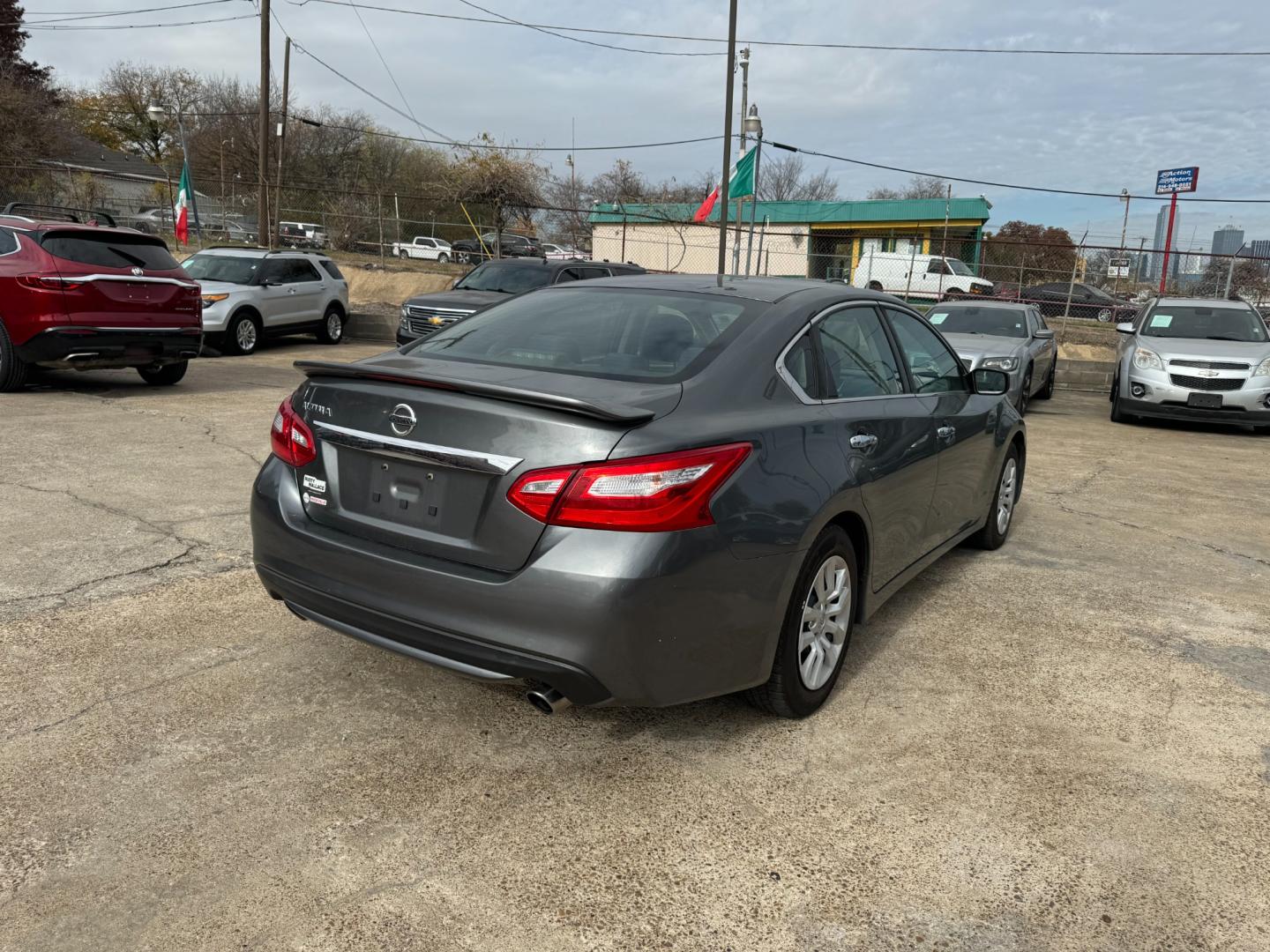 2016 Nissan Altima 2.5 SL (1N4AL3AP6GN) with an 2.5L L4 DOHC 16V engine, CVT transmission, located at 945 E. Jefferson Blvd, Dallas, TX, 75203, (214) 943-7777, 32.752514, -96.811630 - Photo#3